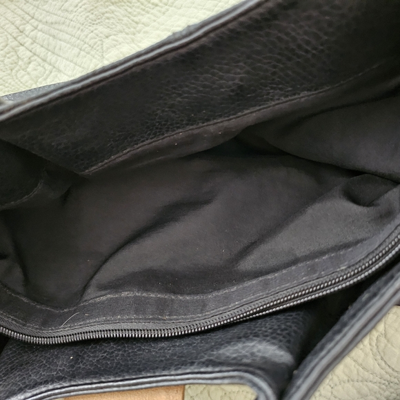 Elegant Black Leather Handbag - Picture 6 of 7